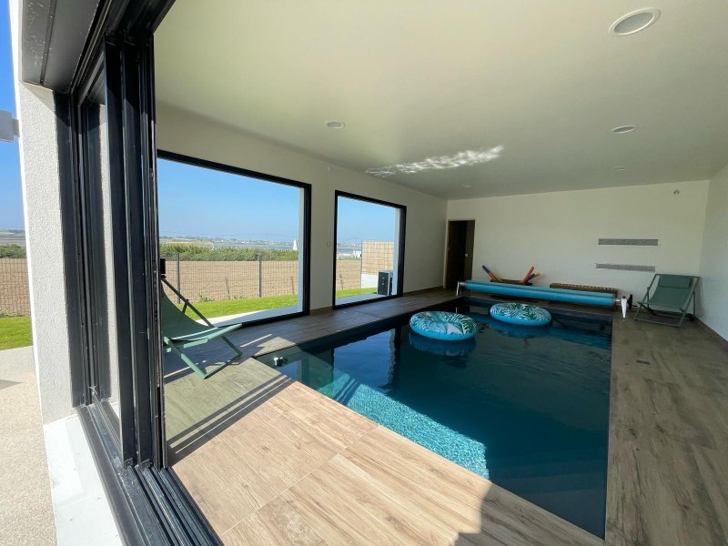 Maison  neuve avec piscine intérieure, vue mer