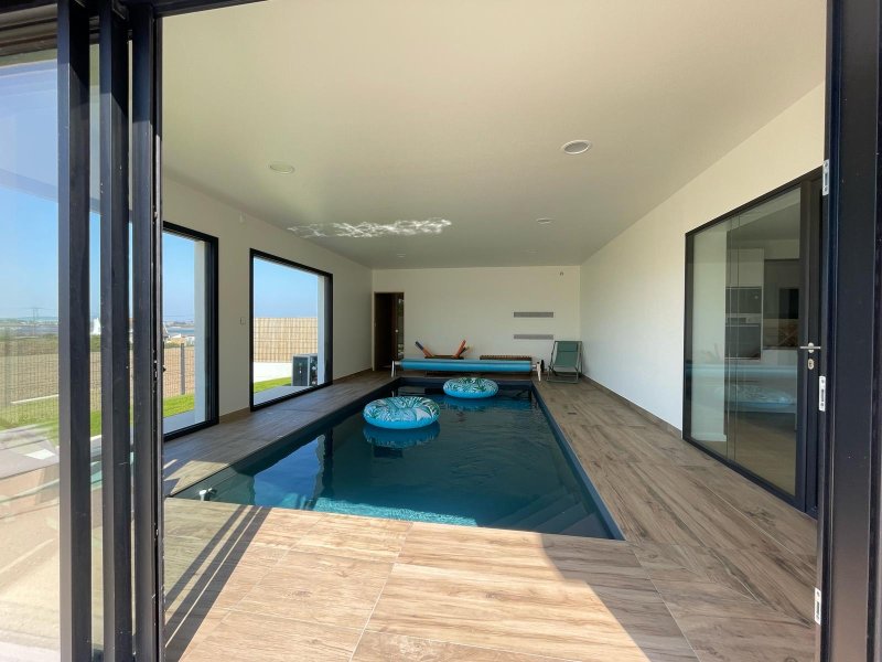 Maison  neuve avec piscine intérieure, vue mer