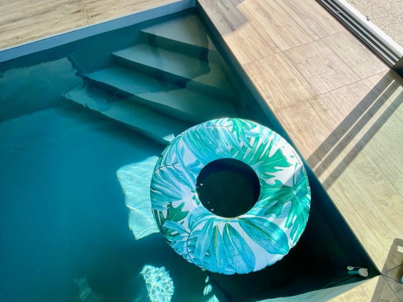 Maison  neuve avec piscine intérieure, vue mer