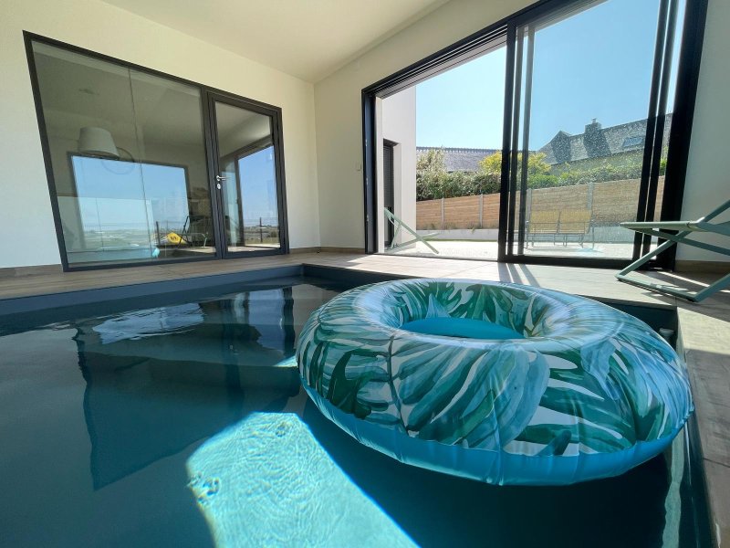 Maison  neuve avec piscine intérieure, vue mer