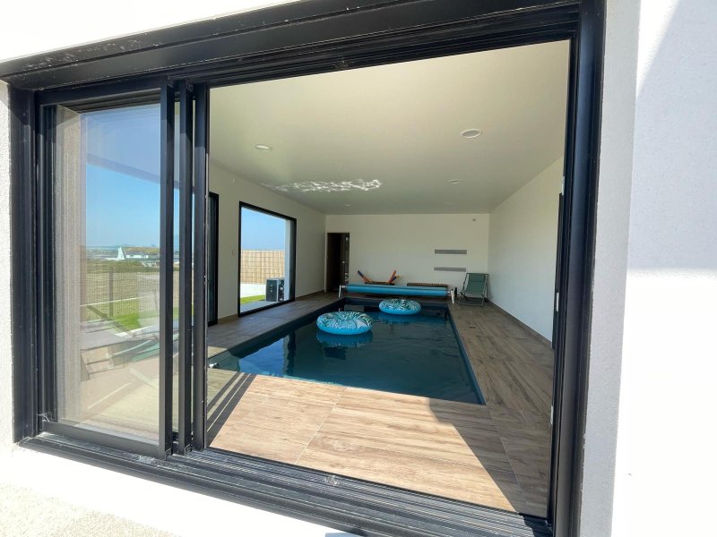 Maison  neuve avec piscine intérieure, vue mer