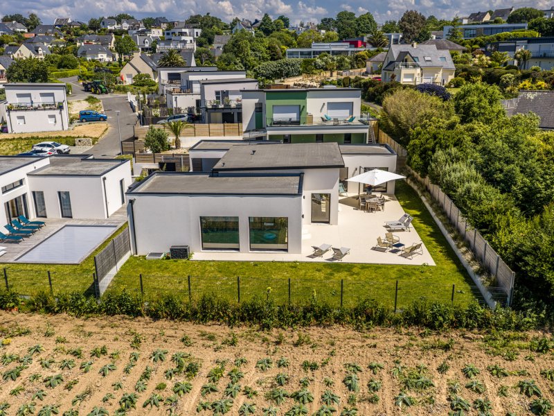 Maison  neuve avec piscine intérieure, vue mer