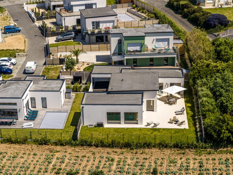 Maison  neuve avec piscine intérieure, vue mer