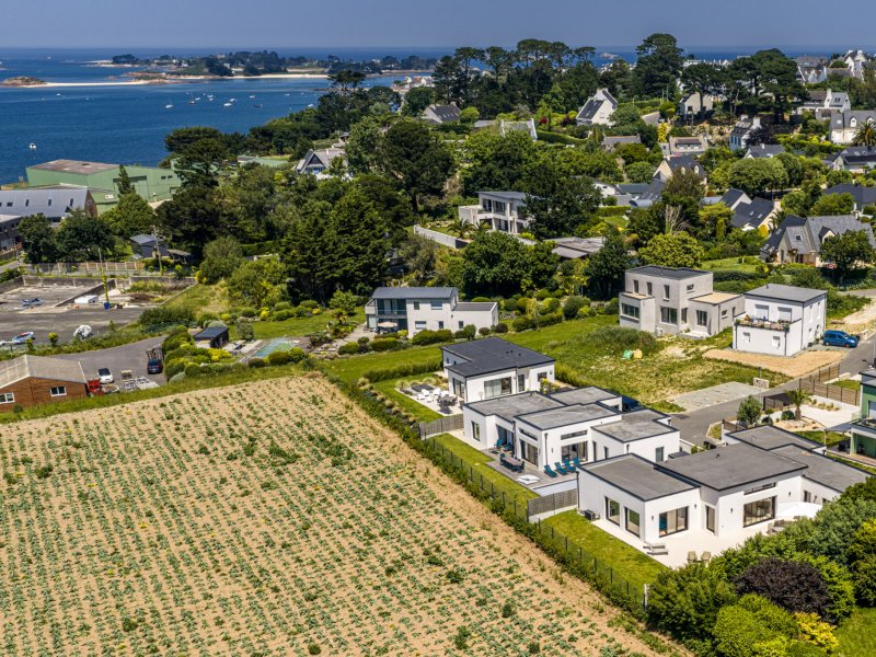 Maison  neuve avec piscine intérieure, vue mer