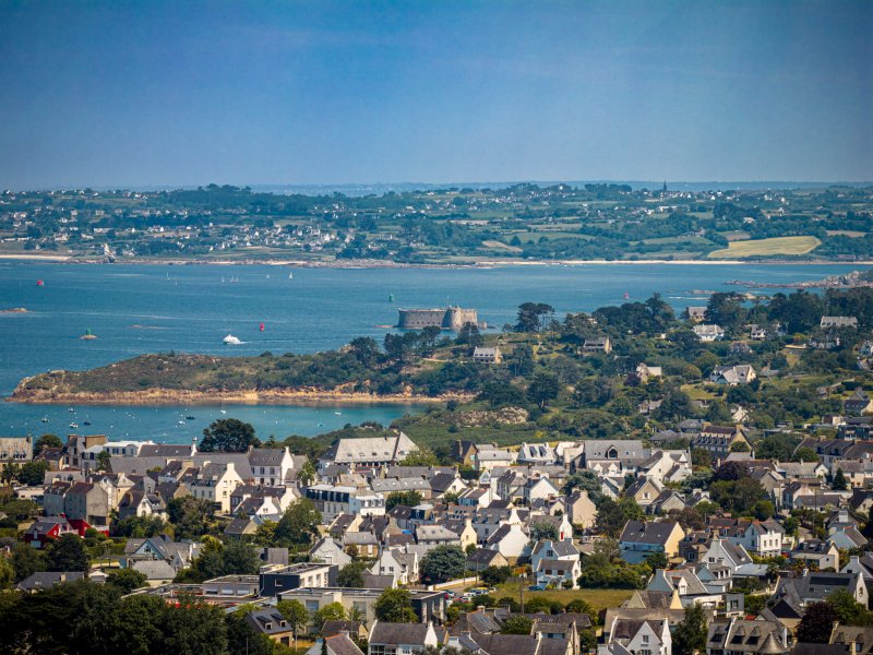 Maison  neuve avec piscine intérieure, vue mer