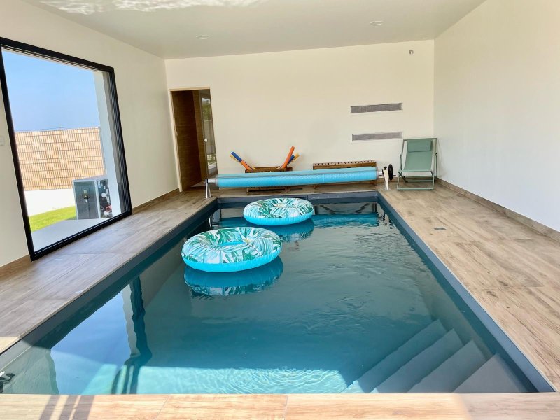 Maison  neuve avec piscine intérieure, vue mer