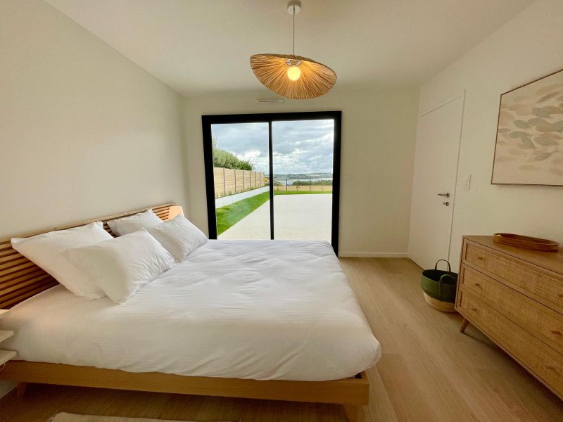 Maison  neuve avec piscine intérieure, vue mer