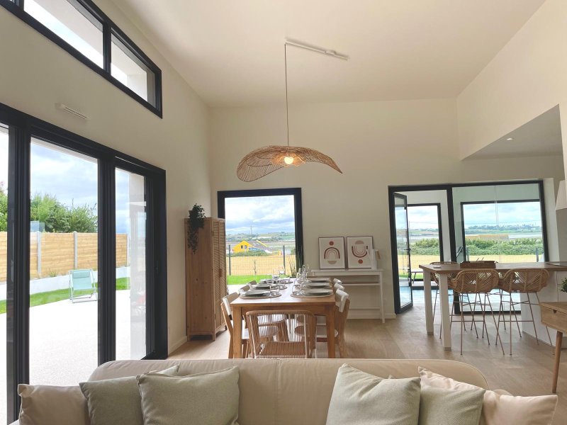 Maison  neuve avec piscine intérieure, vue mer