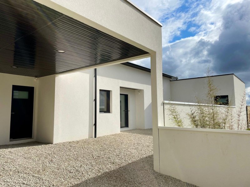 Maison  neuve avec piscine intérieure, vue mer
