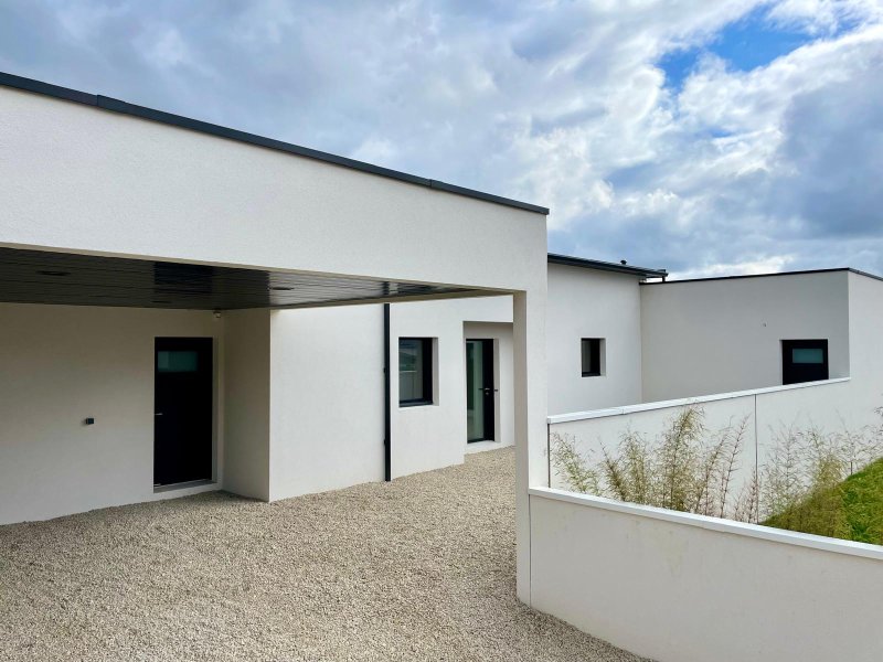 Maison  neuve avec piscine intérieure, vue mer