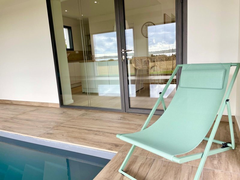 Maison  neuve avec piscine intérieure, vue mer