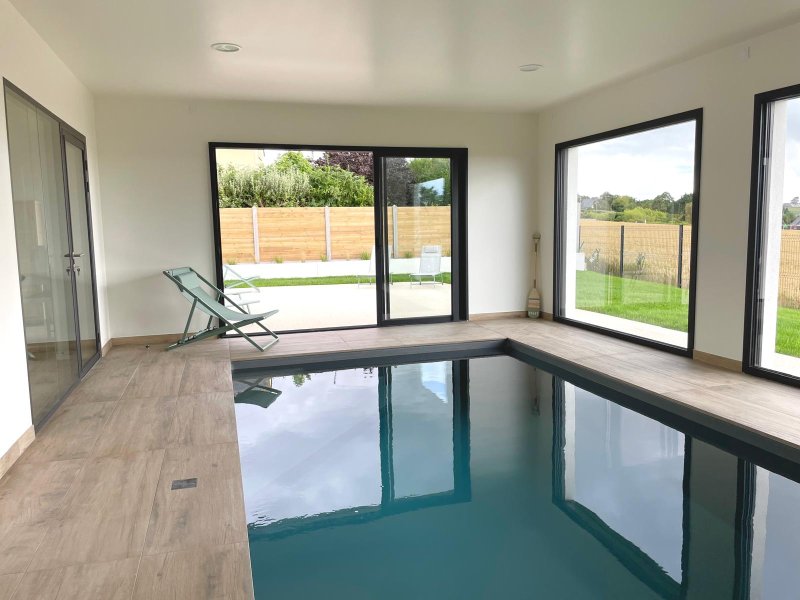 Maison  neuve avec piscine intérieure, vue mer