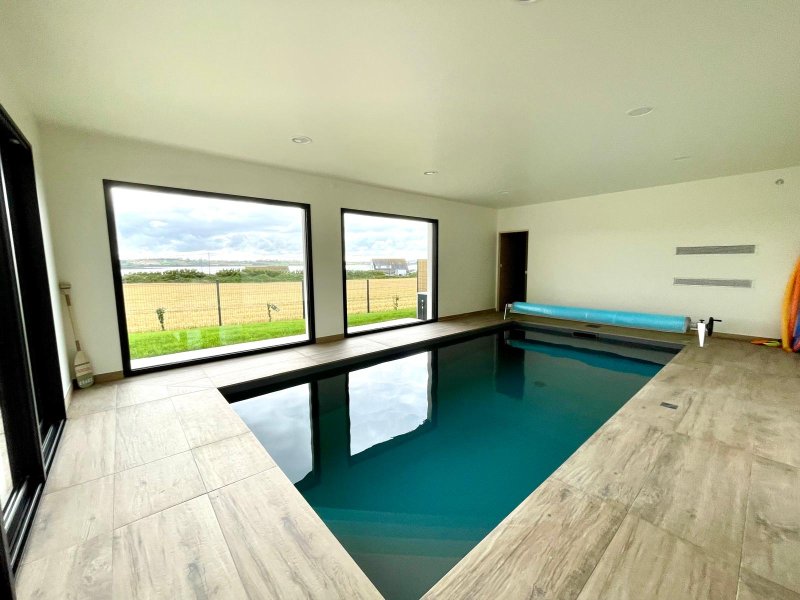 Maison  neuve avec piscine intérieure, vue mer