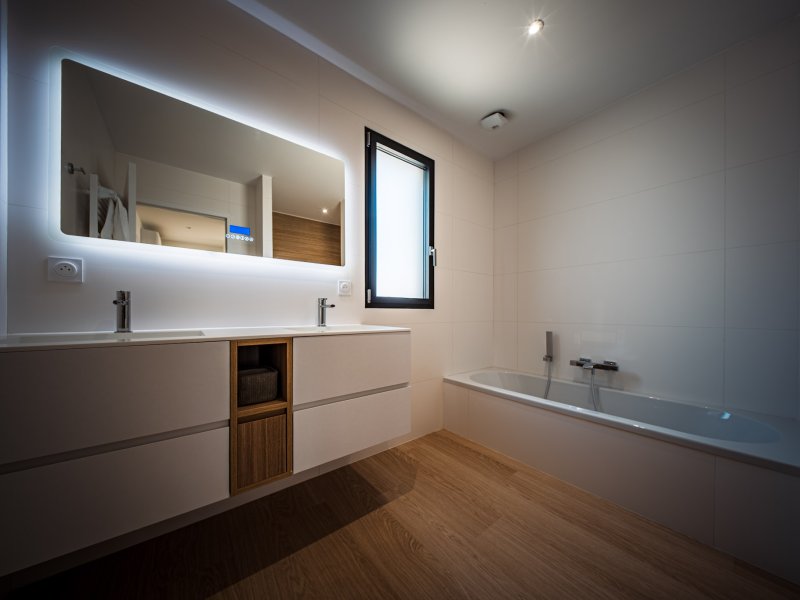 Maison  neuve avec piscine intérieure, vue mer