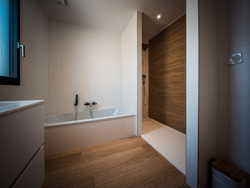 Maison  neuve avec piscine intérieure, vue mer