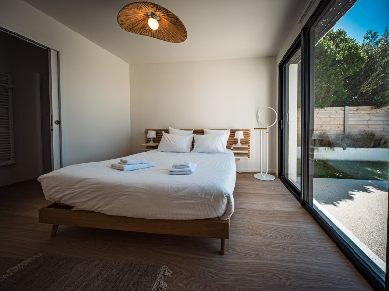 Maison  neuve avec piscine intérieure, vue mer