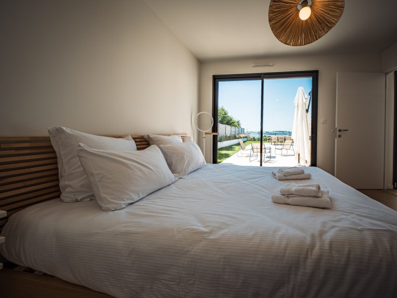 Maison  neuve avec piscine intérieure, vue mer