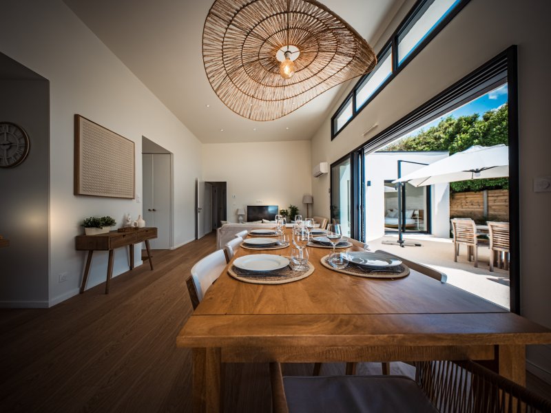 Maison  neuve avec piscine intérieure, vue mer