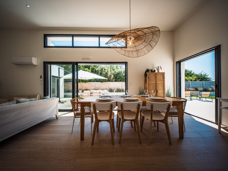 Maison  neuve avec piscine intérieure, vue mer