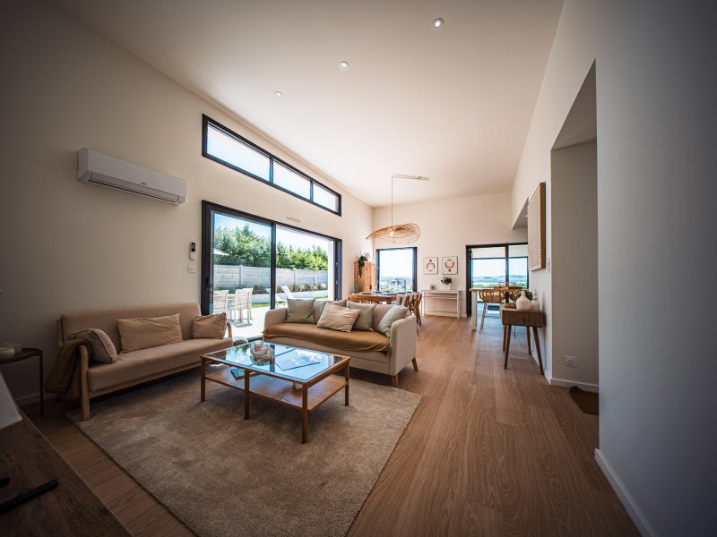 Maison  neuve avec piscine intérieure, vue mer