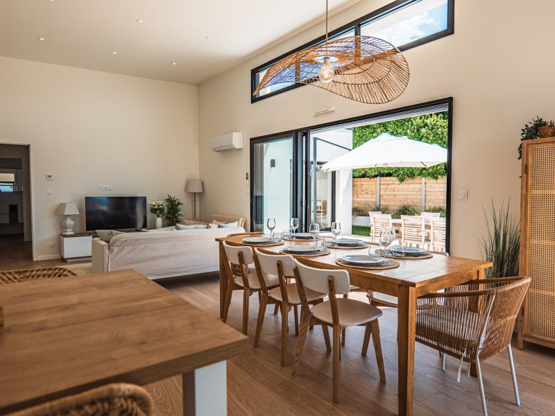 Maison  neuve avec piscine intérieure, vue mer