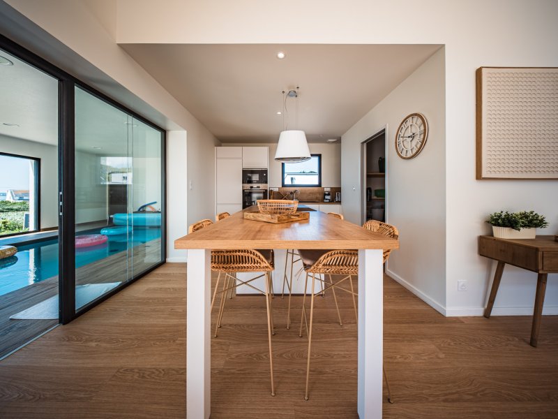 Maison  neuve avec piscine intérieure, vue mer
