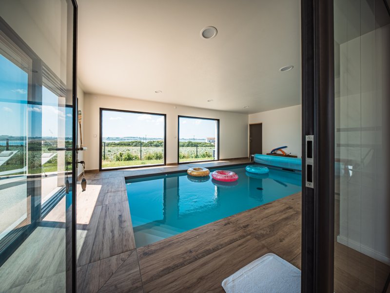 Maison  neuve avec piscine intérieure, vue mer