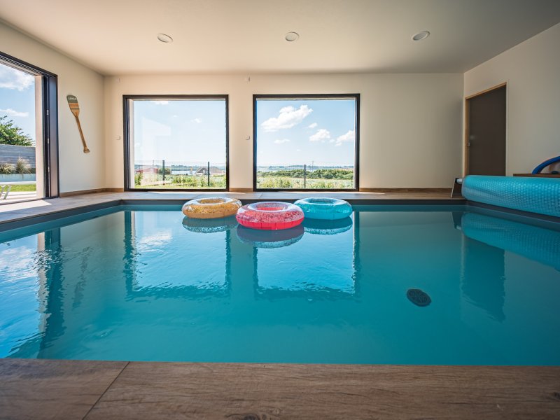 Maison  neuve avec piscine intérieure, vue mer