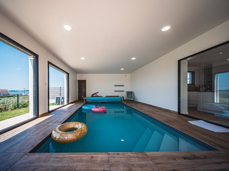 Maison  neuve avec piscine intérieure, vue mer