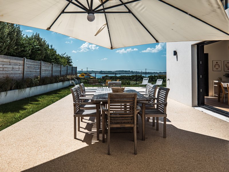 Maison  neuve avec piscine intérieure, vue mer