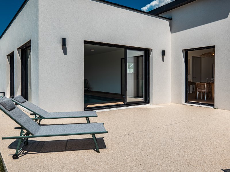 Maison  neuve avec piscine intérieure, vue mer