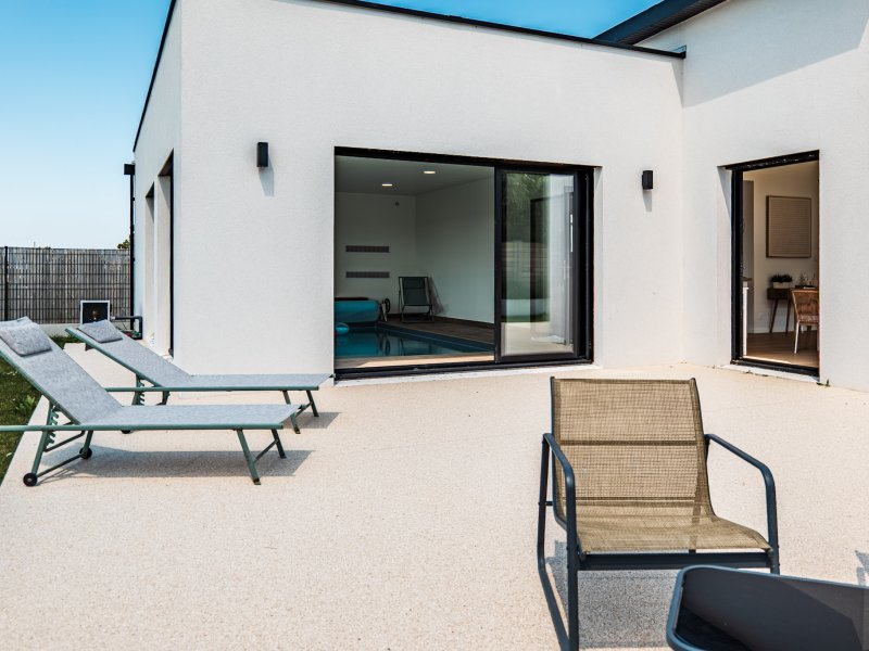Maison  neuve avec piscine intérieure, vue mer